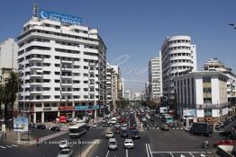 Image du Maroc Professionnelle de  Dans les années 50 apparaît le nouveau quartier d’affaire de Sidi Belyout, construit dans un style jusque-là inconnu. Son exécution était prévue par un plan d’ensemble d’Ecochard, approuvé en 1952.L’avenue des F.A.R., à gauche, représente l’une des plus grandes réussites de ce projet. Bordée d’une suite de hauts immeubles d’un aspect très agréable et bien entretenus, elle bénéficie également d’un élargissement spatial considérable, dû à l’originalité architecturale de ses constructions en biais (la rangée du milieu), Mardi 7 Juillet 2009. (Photo / Abdeljalil Bounhar) 